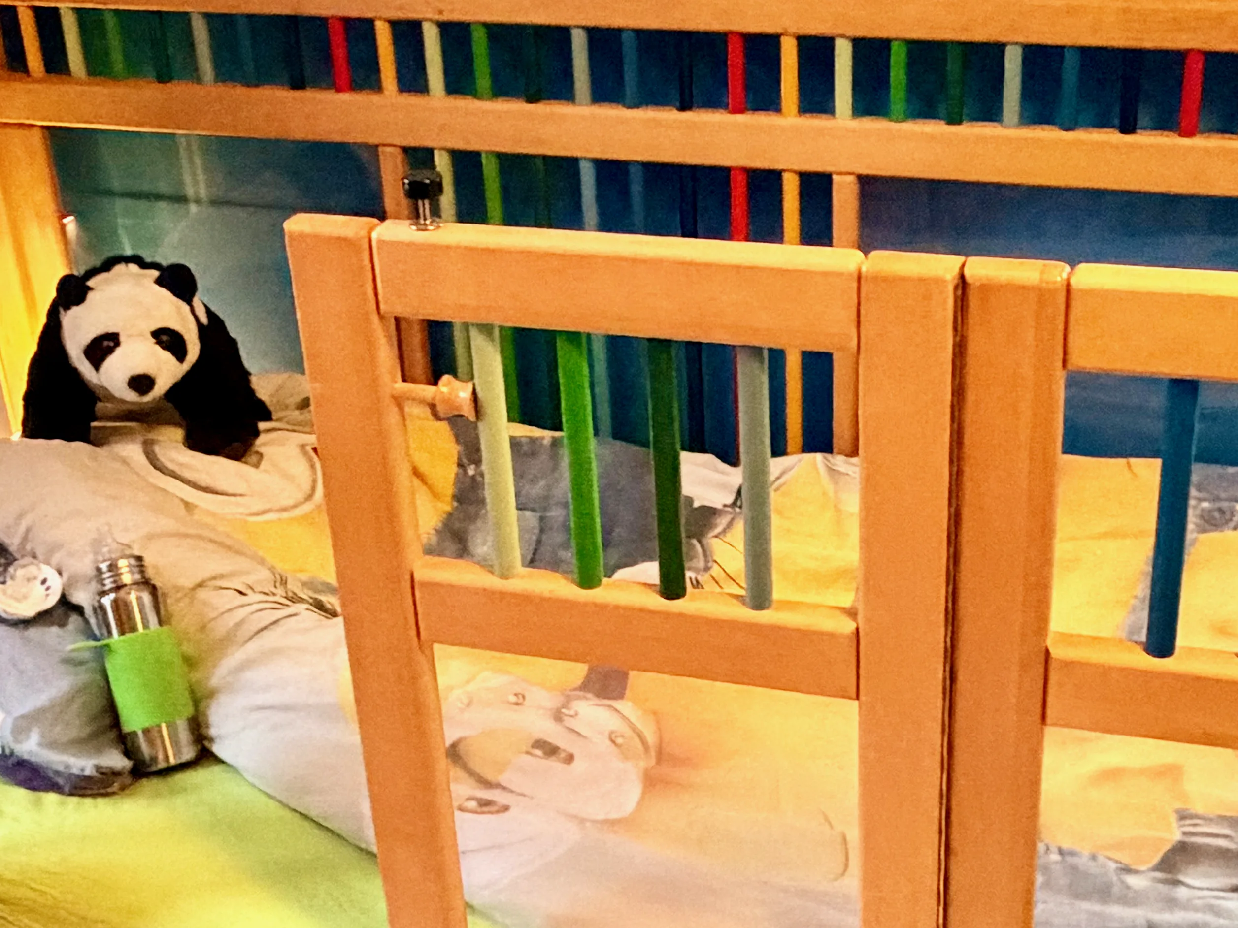 Min tremmeseng med panda, sut og sutteflaske - klar til at sove